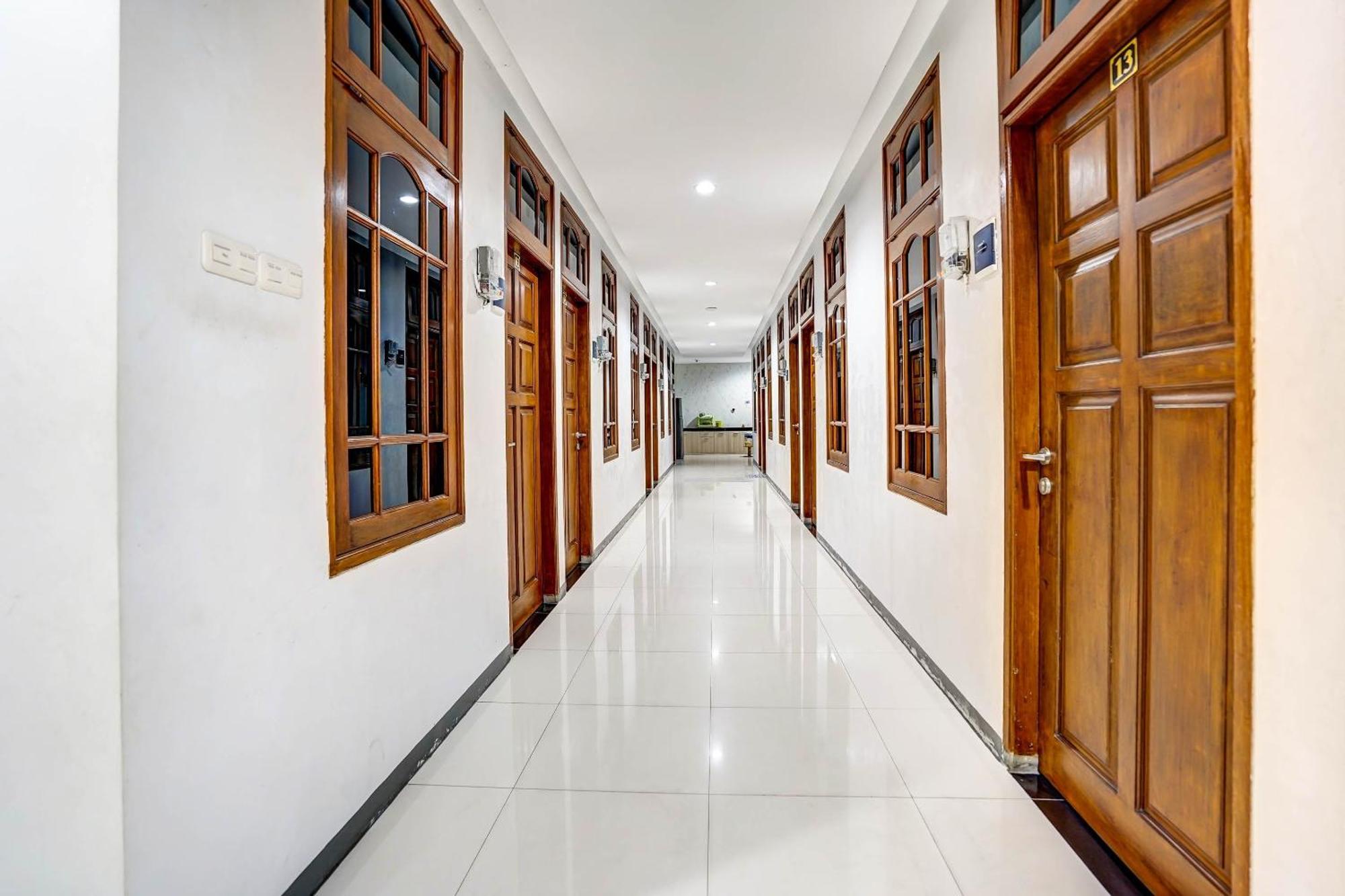 Oyo 90891 Parang Kusumo Residence Krembangan Extérieur photo