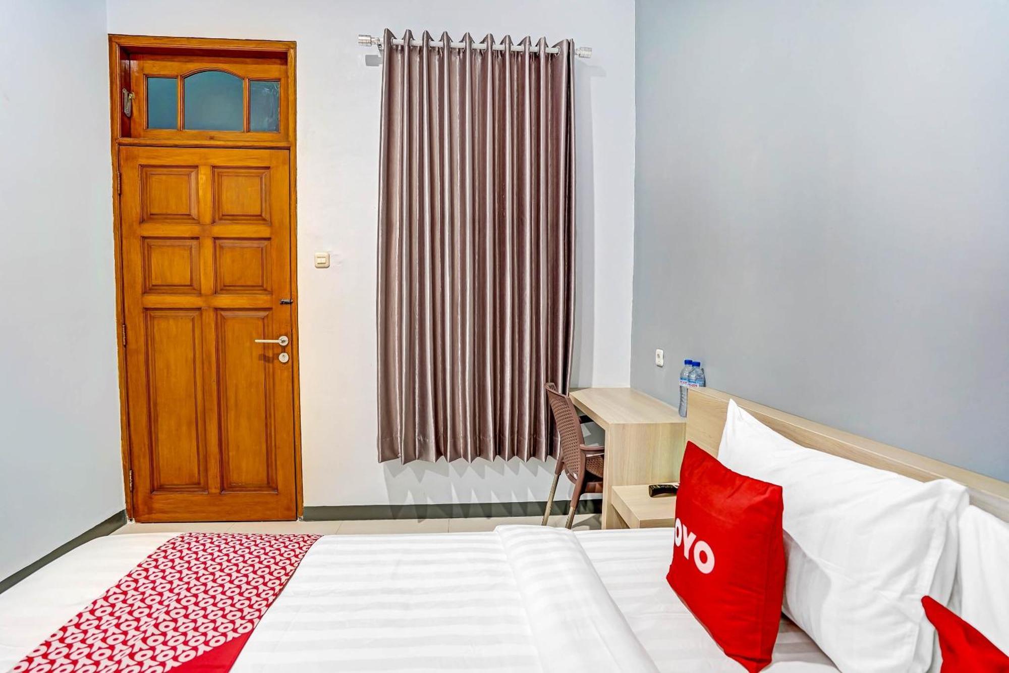 Oyo 90891 Parang Kusumo Residence Krembangan Extérieur photo
