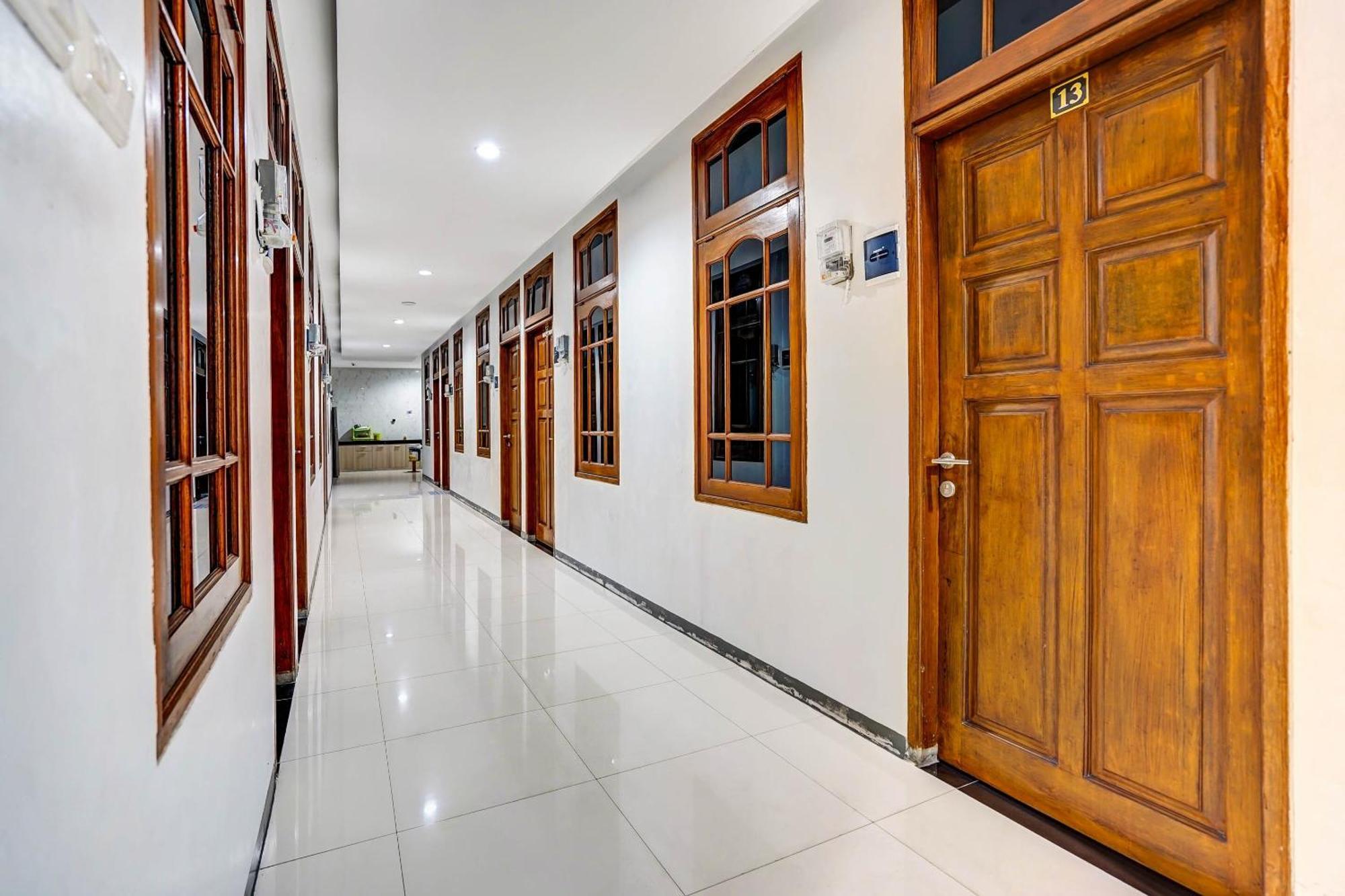 Oyo 90891 Parang Kusumo Residence Krembangan Extérieur photo