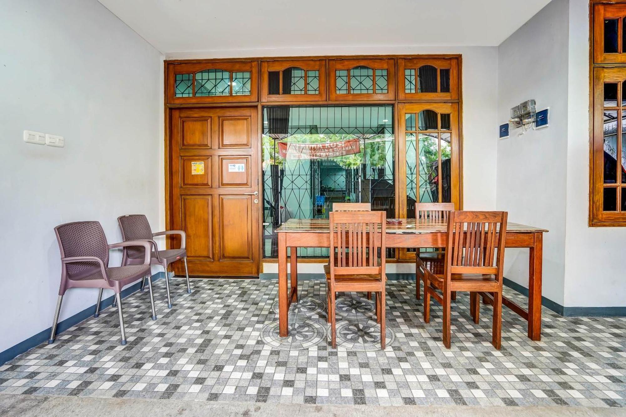 Oyo 90891 Parang Kusumo Residence Krembangan Extérieur photo