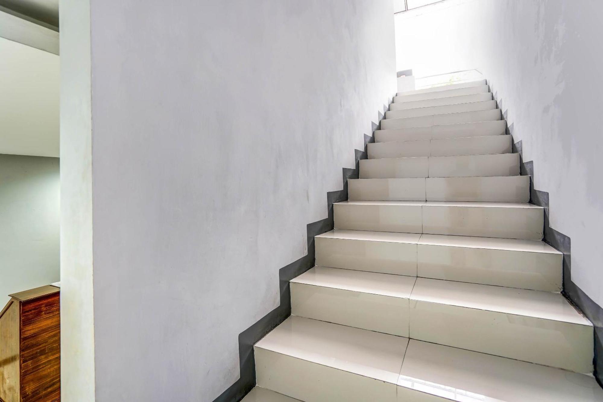 Oyo 90891 Parang Kusumo Residence Krembangan Extérieur photo